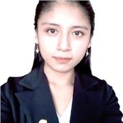 Profesora de inglés que imparte clases a niños de una manera didáctica